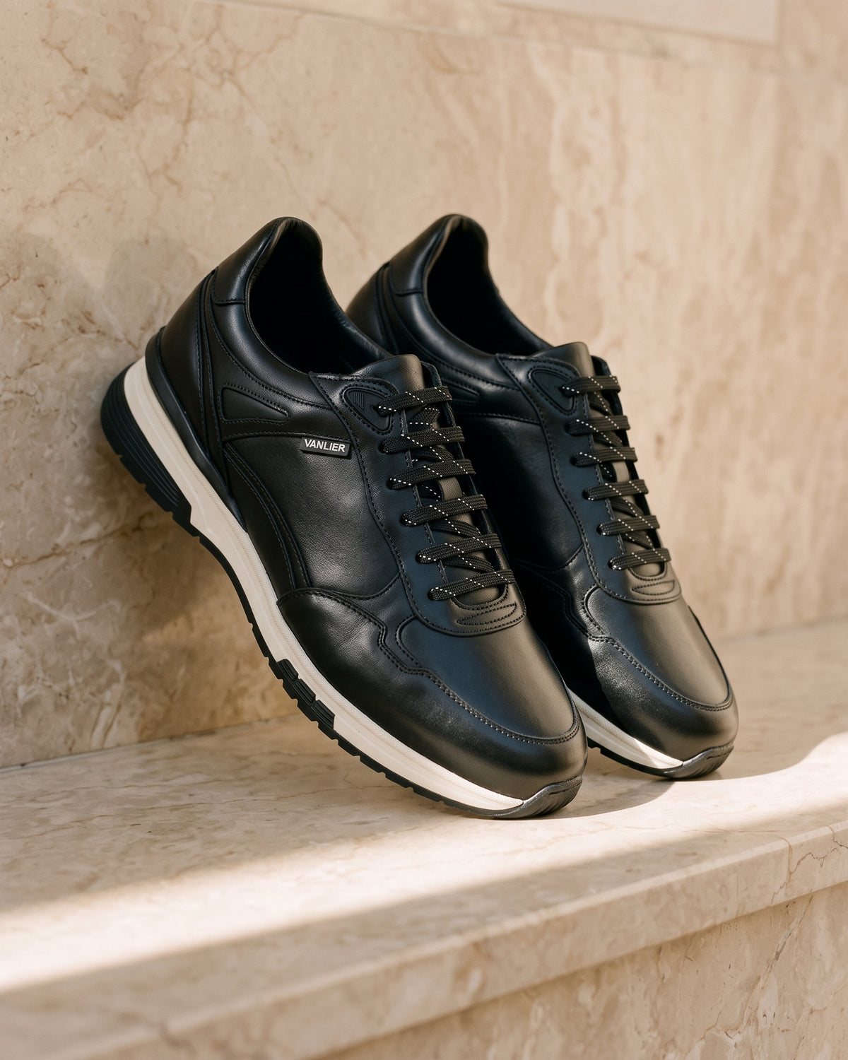 Zwart gladleren Veneto sneaker – paar op marmer, andere hoek