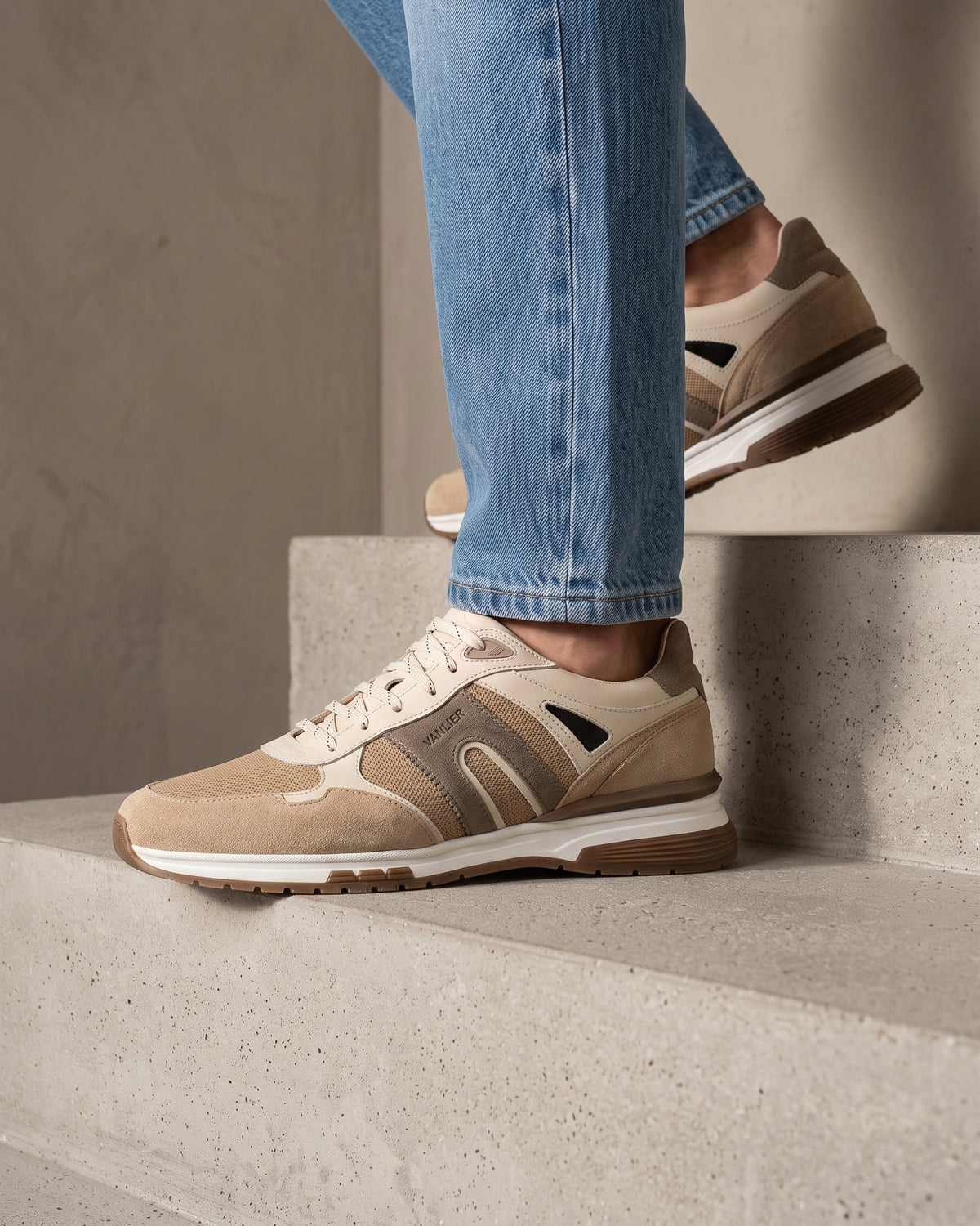 Taupe suède combi Veneto sneaker – close-up van het paar in een betonnen atelier, andere hoek