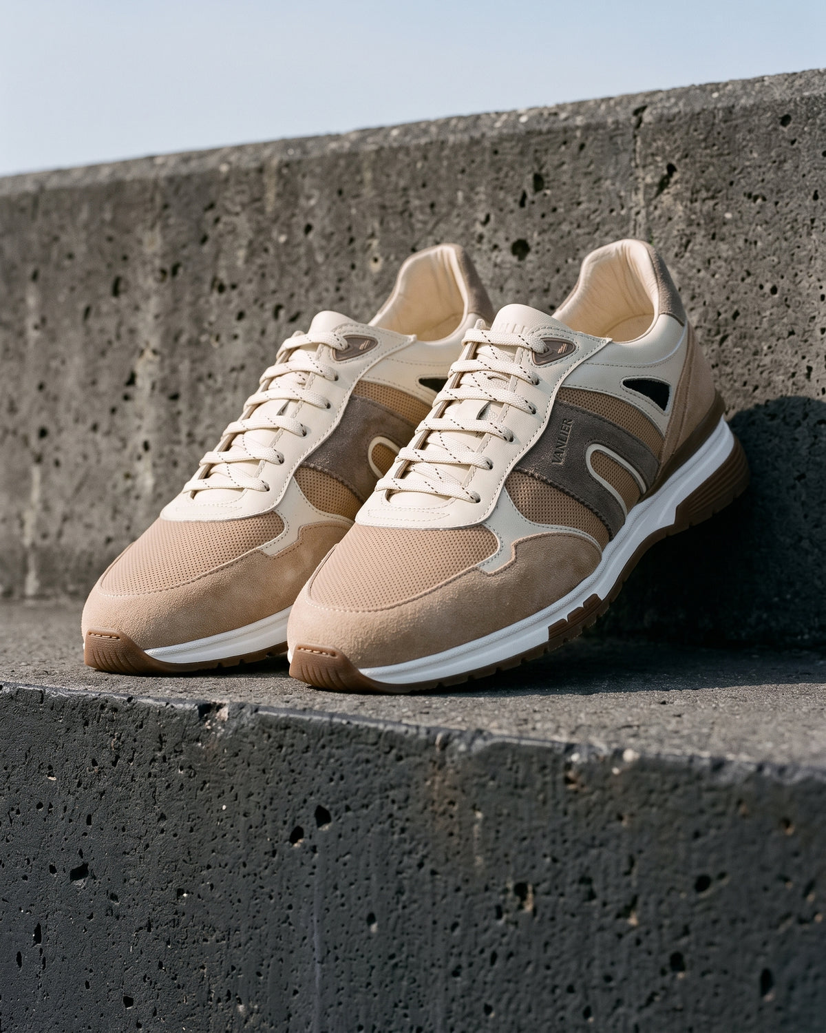 Taupe suède combi Veneto sneaker – paar op ruw beton, andere hoek