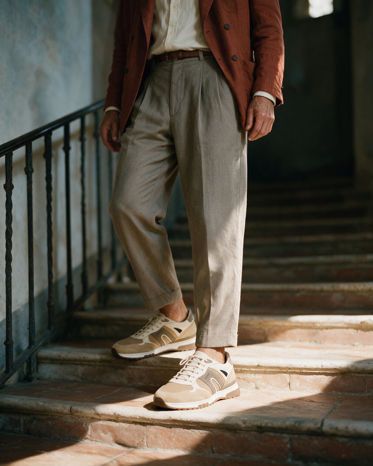 Taupe suède combi Veneto sneaker – gedragen, pauze op de trap