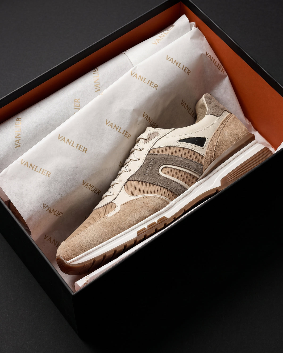 Taupe suède combi Veneto sneaker – in de geopende schoenendoos