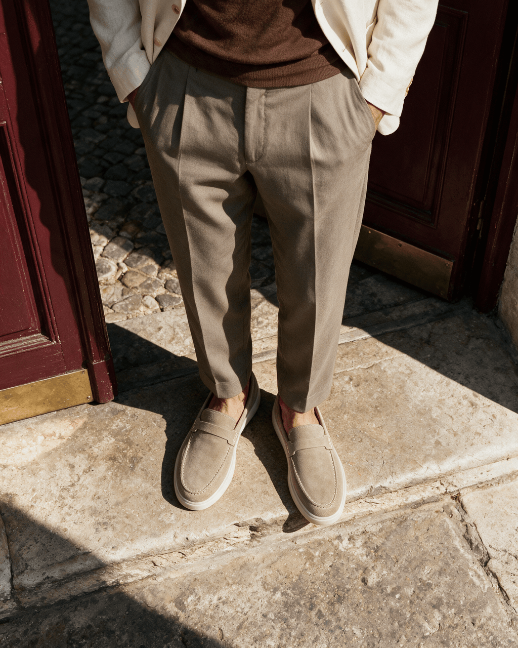 Beige suède Bari loafer – gedragen, op een drempel, van boven gezien