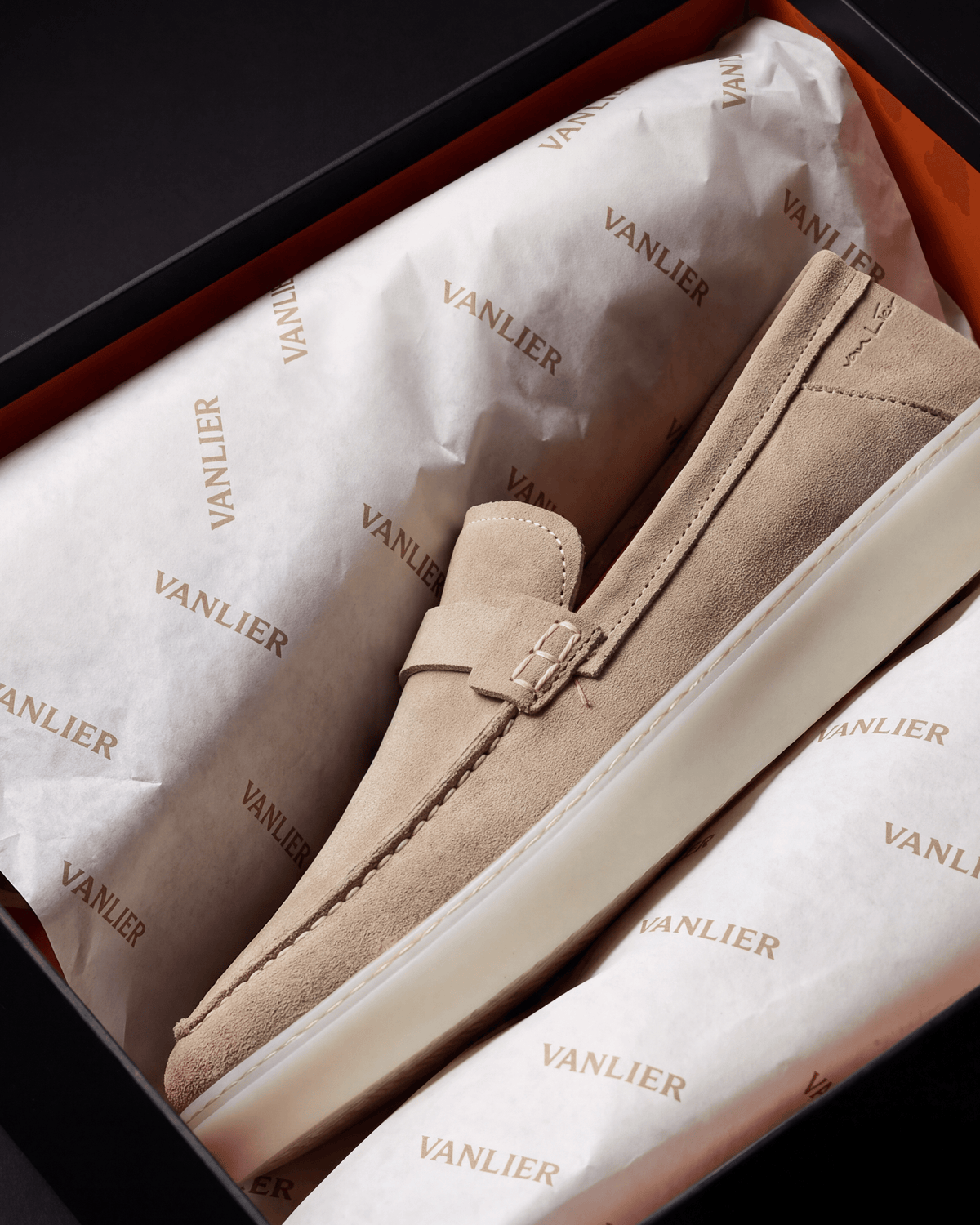 Beige suède Bari loafer – in de open schoenendoos