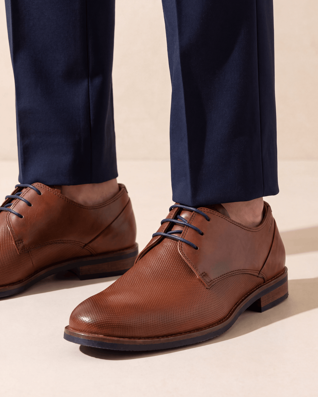 Licht cognac gladleren Sabinus veterschoen – close-up van het paar op kalksteen
