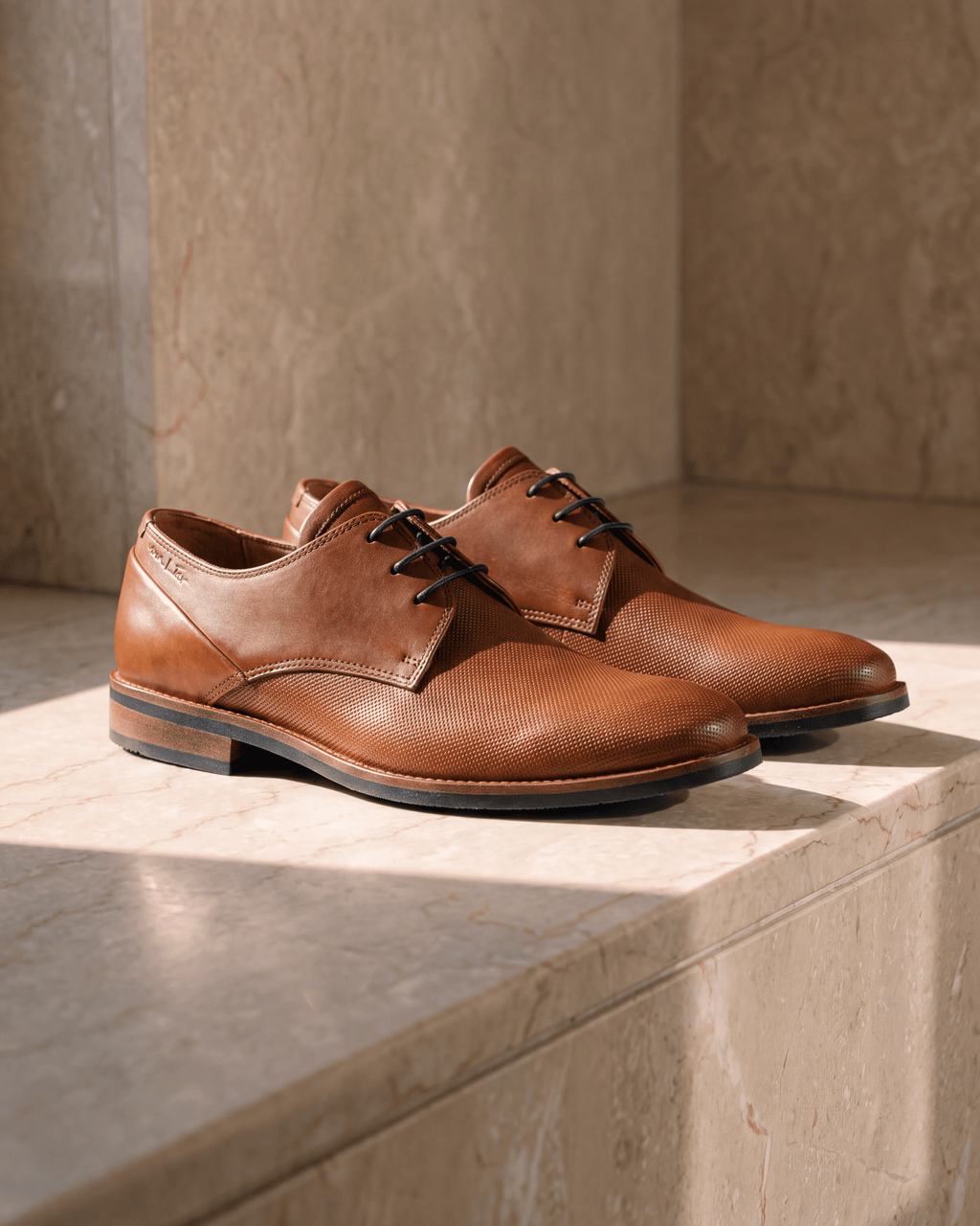 Licht cognac gladleren Sabinus veterschoen – het paar op warm marmer