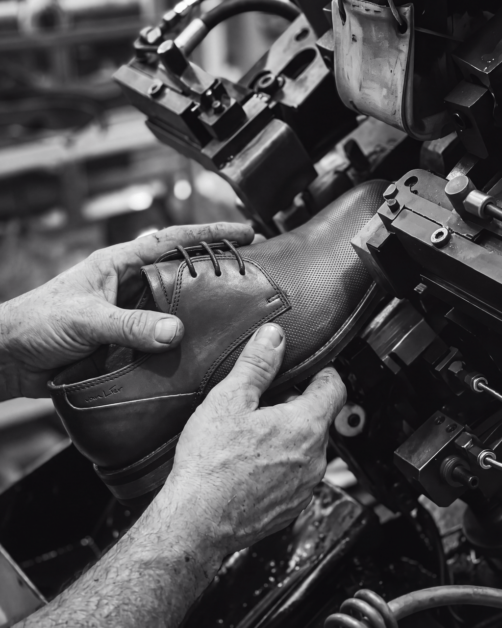 Licht cognac gladleren Sabinus veterschoen – vakmanschap in de fabriek
