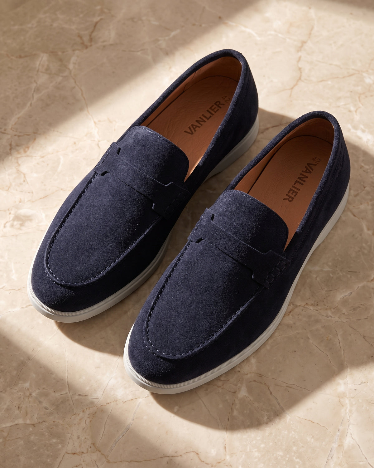 Navy blauw suède Ascona-H loafer – close-up van het paar op marmer