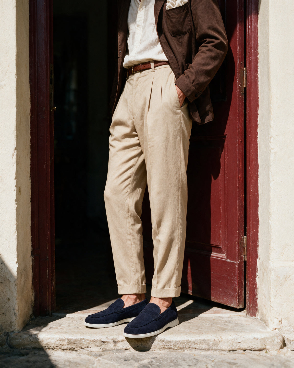 Navy blauw suède Ascona-H loafer – gedragen bij een ossenbloedrode deur in een streep zonlicht