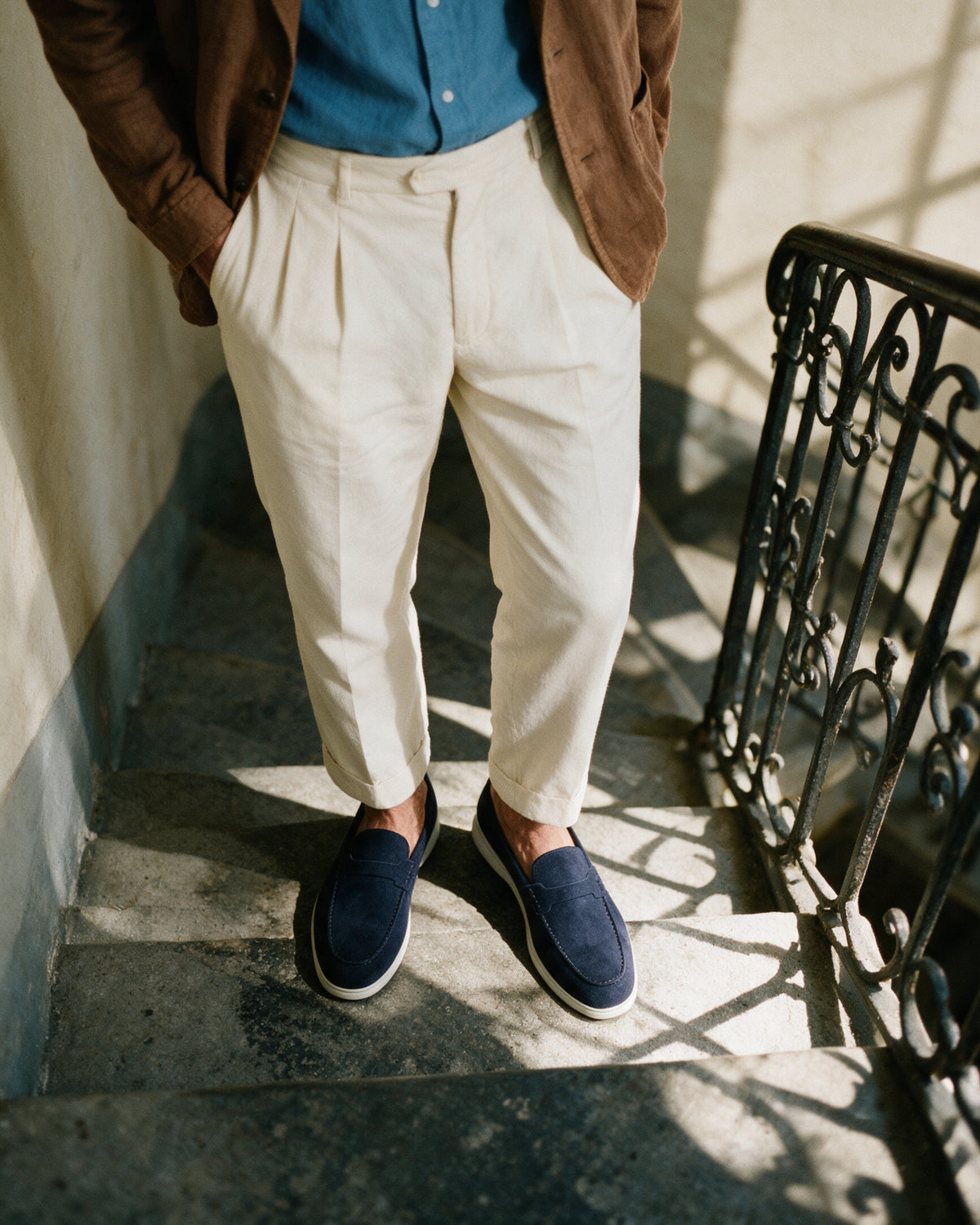 Navy blauw suède Ascona-H loafer – gedragen, kijkend langs het trappenhuis