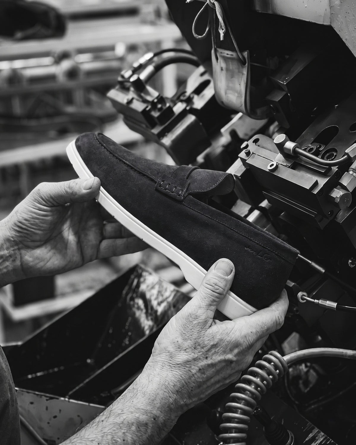 Navy blauw suède Ascona-H loafer – zwart-wit foto van het ambachtelijke productieproces