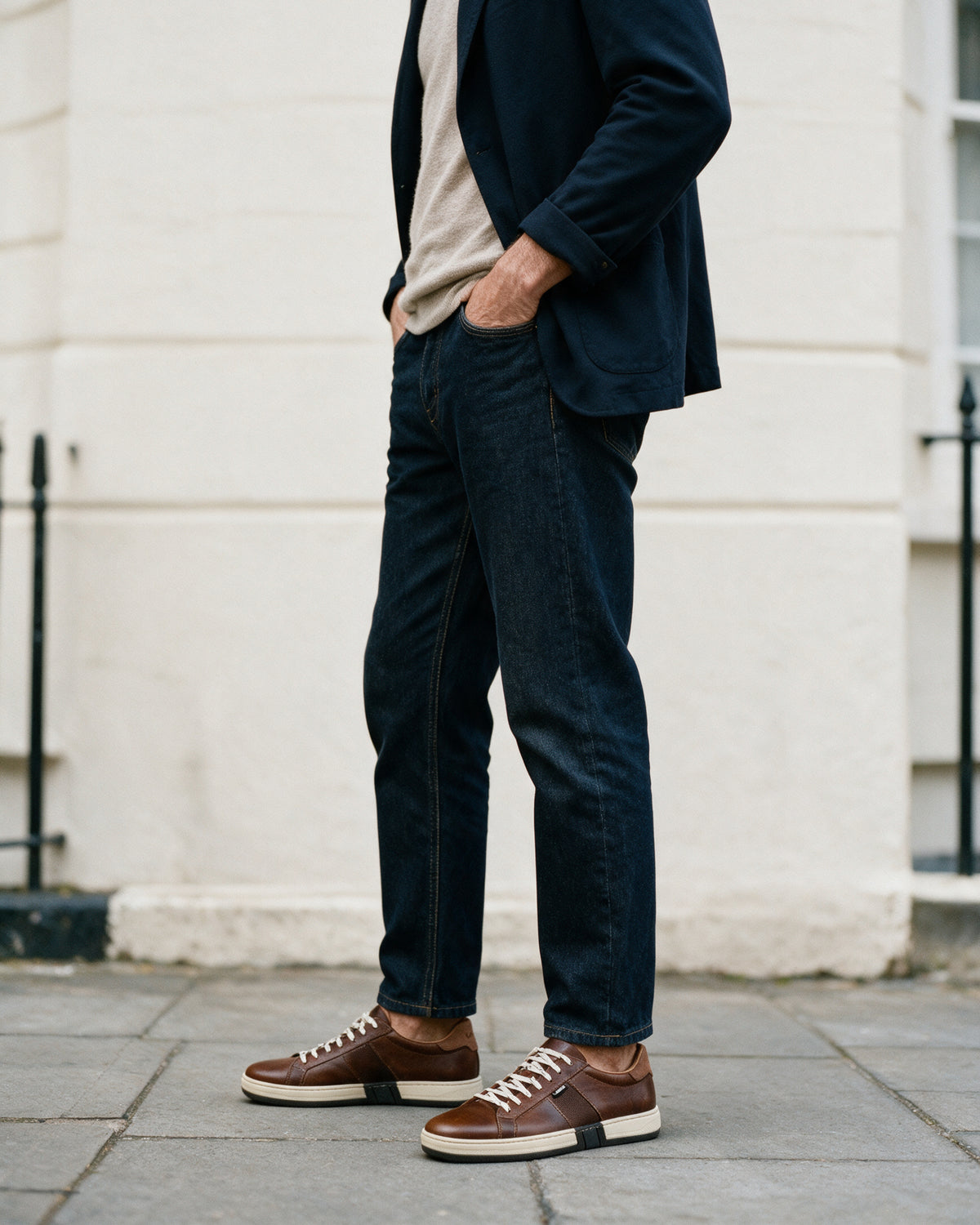 Cognac gladleren Retro sneaker – gedragen, in profiel staand