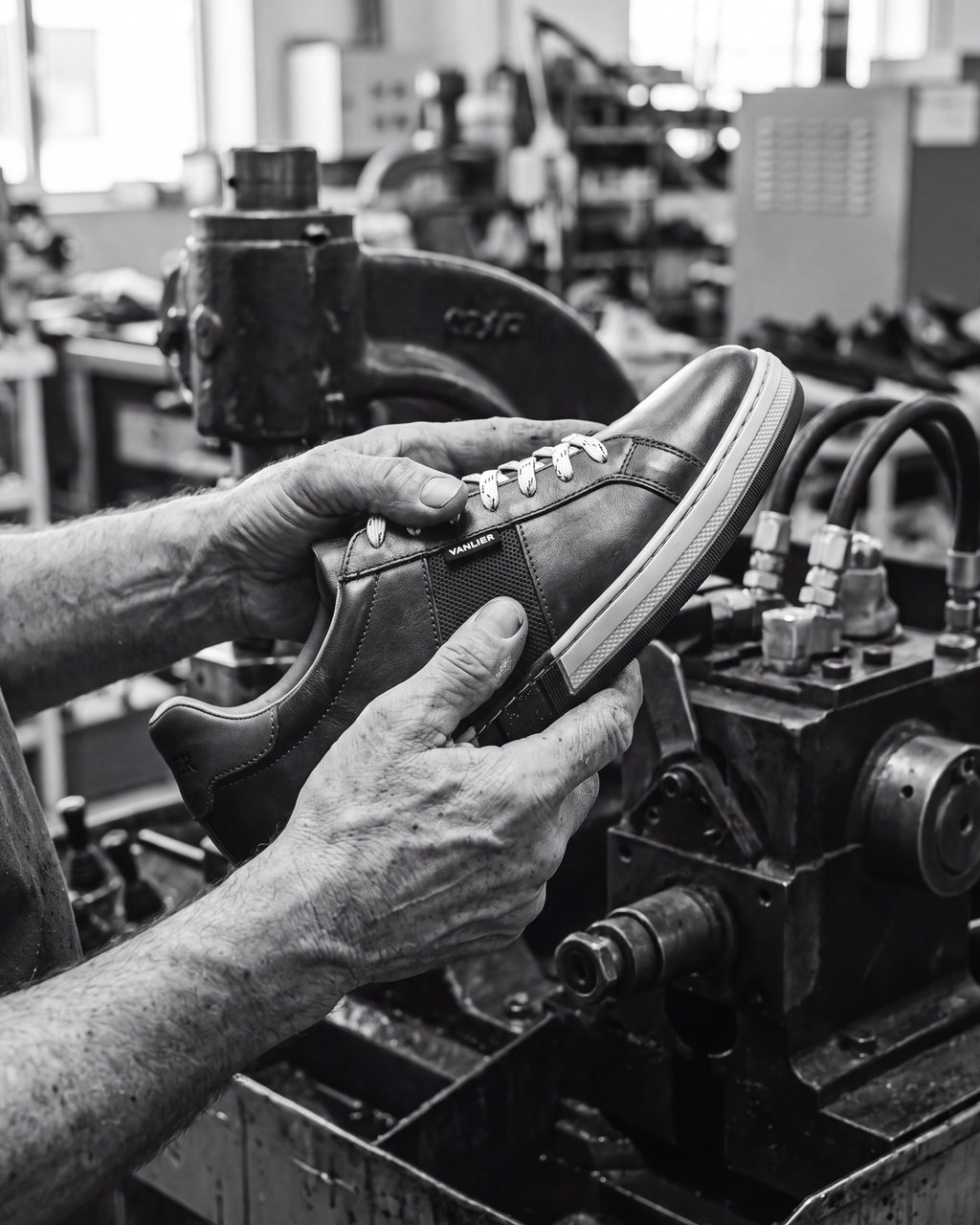 Cognac gladleren Retro sneaker – vakmanschap, het paar vastgehouden in de werkplaats