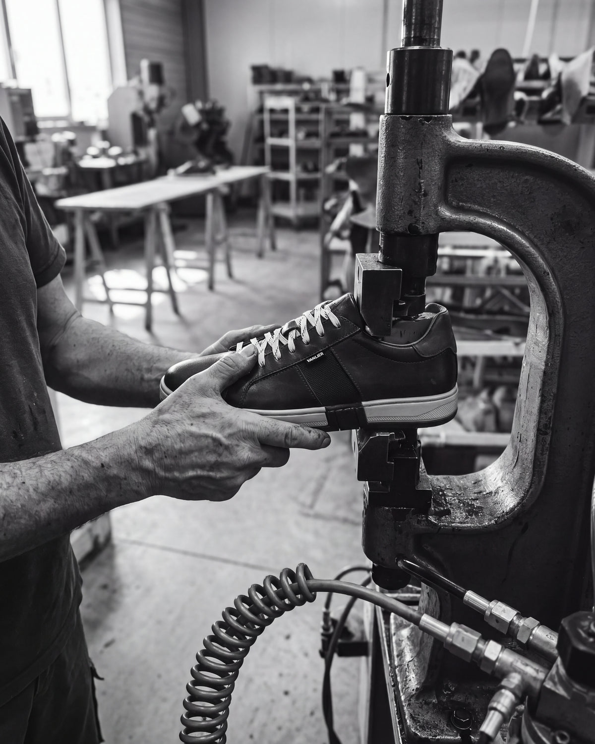 Cognac gladleren Retro sneaker – vakmanschap, het paar in de werkplaats