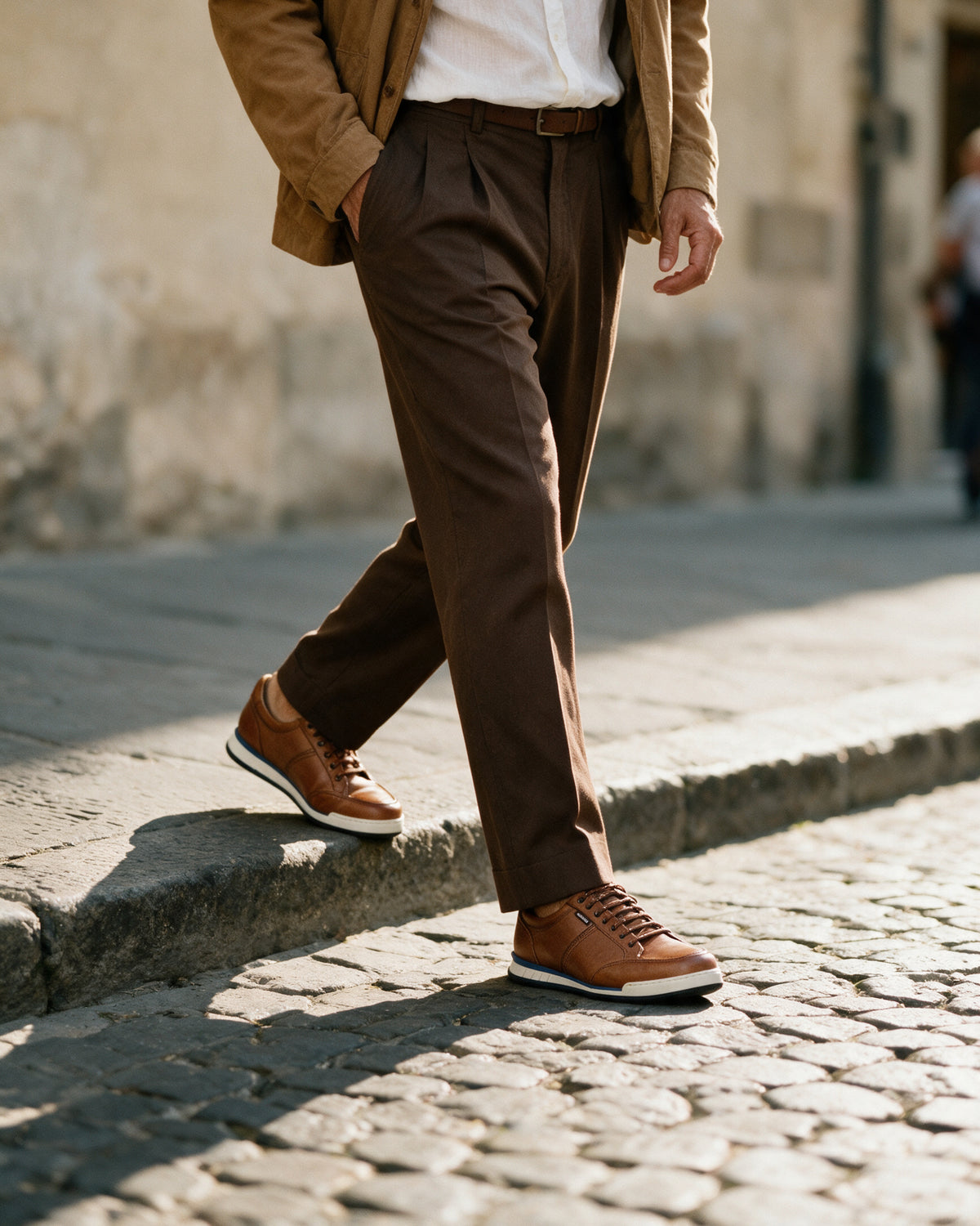 Cognac gladleren Magnus sneaker – gedragen, stappend van de stoeprand