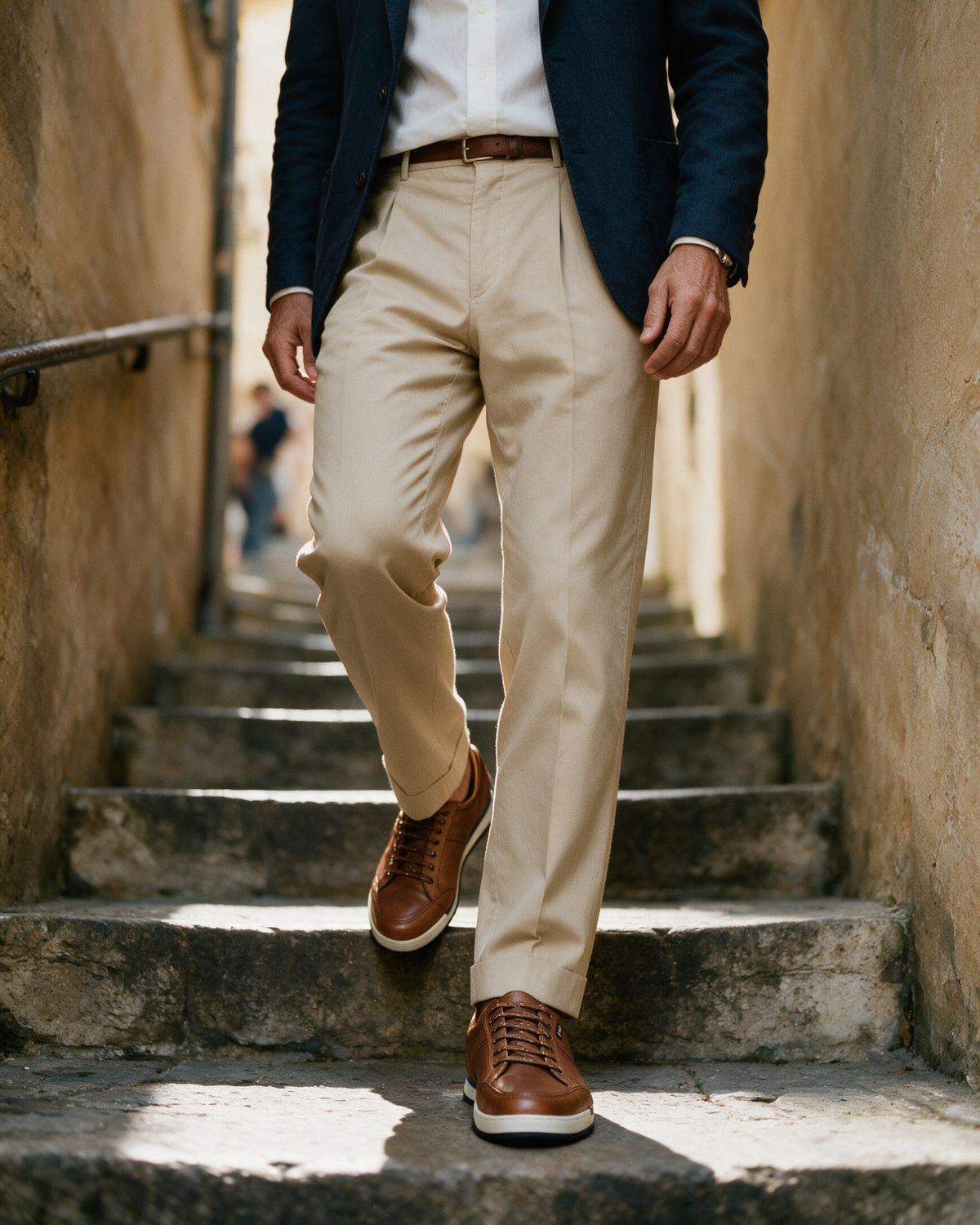 Cognac gladleren Magnus sneaker – gedragen, de smalle trap af, tweede opname