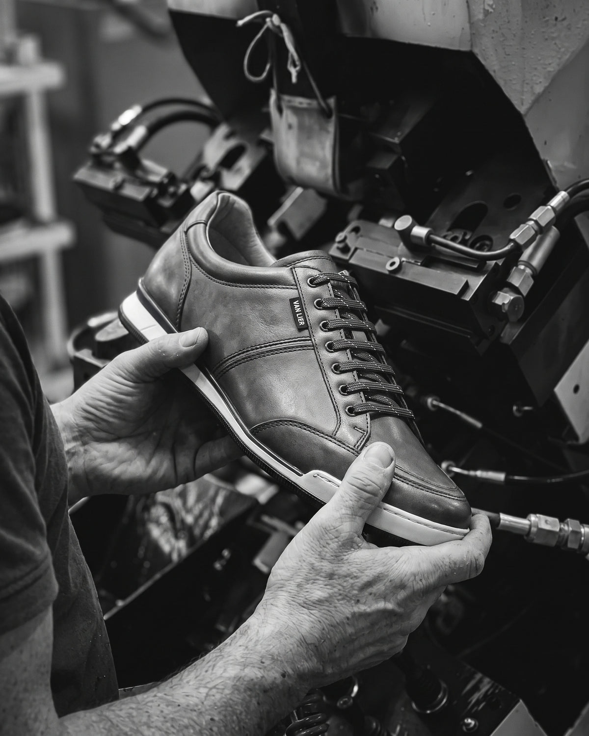 Cognac gladleren Magnus sneaker – vakmanschap, schoen vastgehouden in de werkplaats