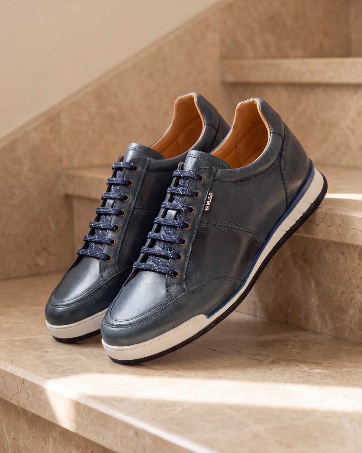 Blauw gladleren Magnus sneaker – paar op marmer, andere hoek