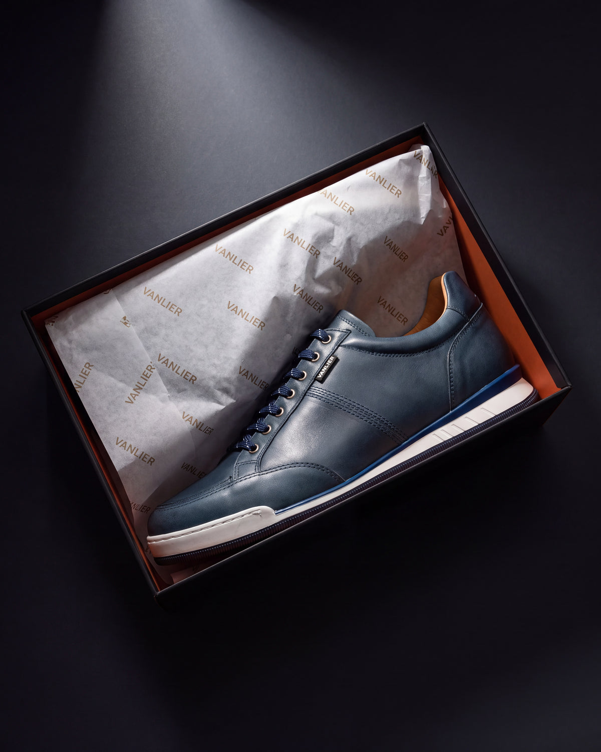 Blauw gladleren Magnus sneaker – in de geopende schoenendoos