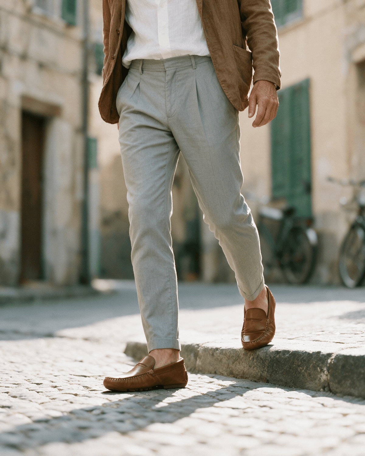 Cognac volnerf leren Mocassin – gedragen, van de stoeprand stappend