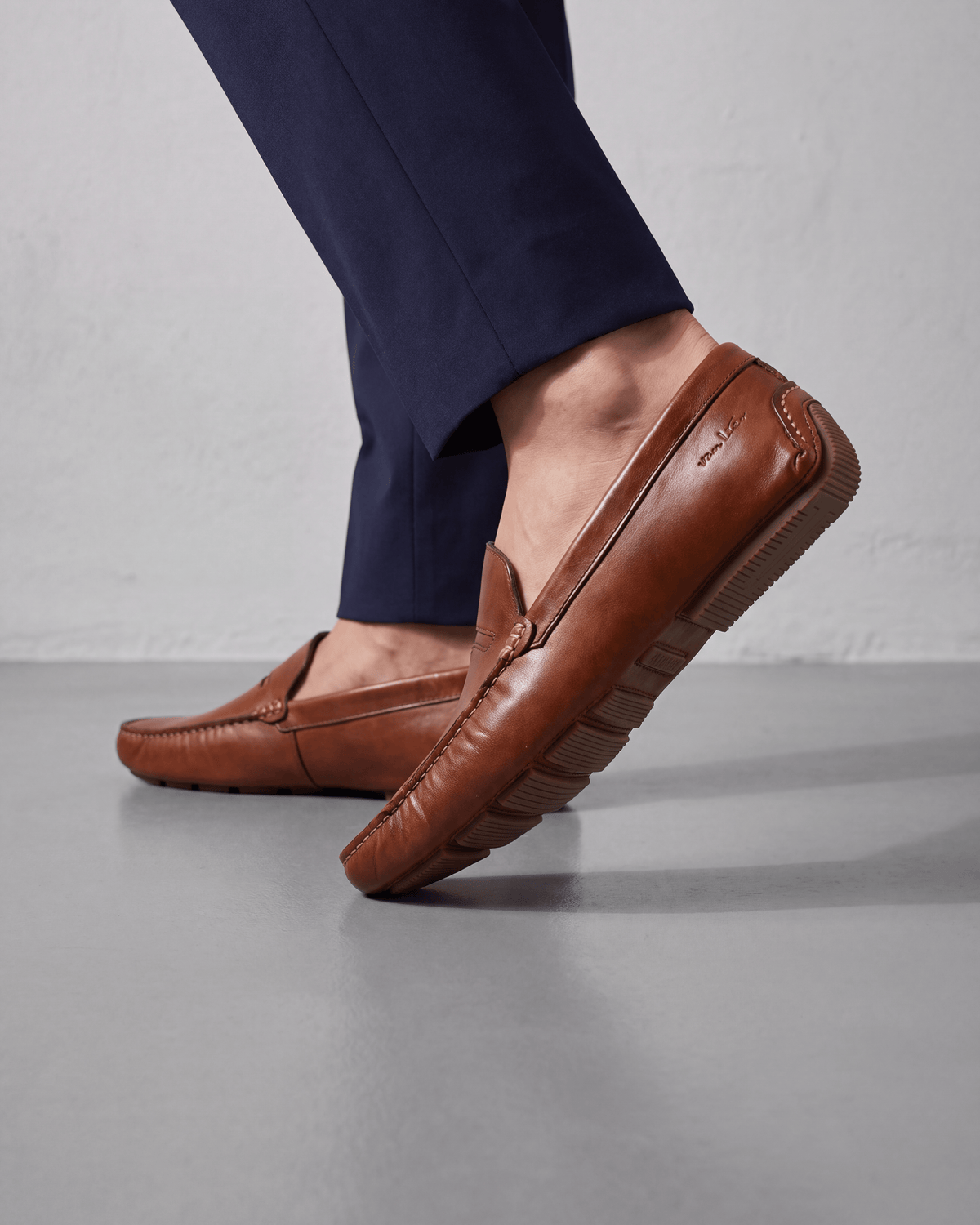 Cognac volnerf leren Mocassin – gedragen, in een betonnen atelier