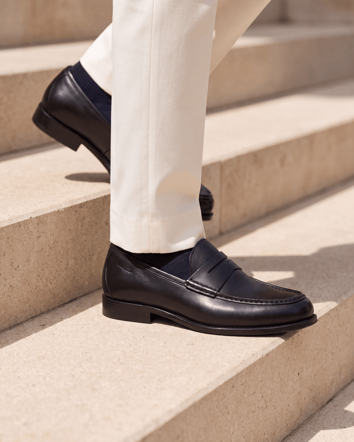 Zwart gladleren Cambridge Penny loafer – gedragen op een trap, detail
