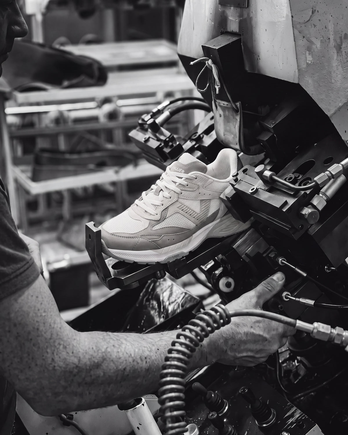 Wit lichtgroen combi Cosmos sneaker – zwart-wit foto van het ambachtelijke productieproces