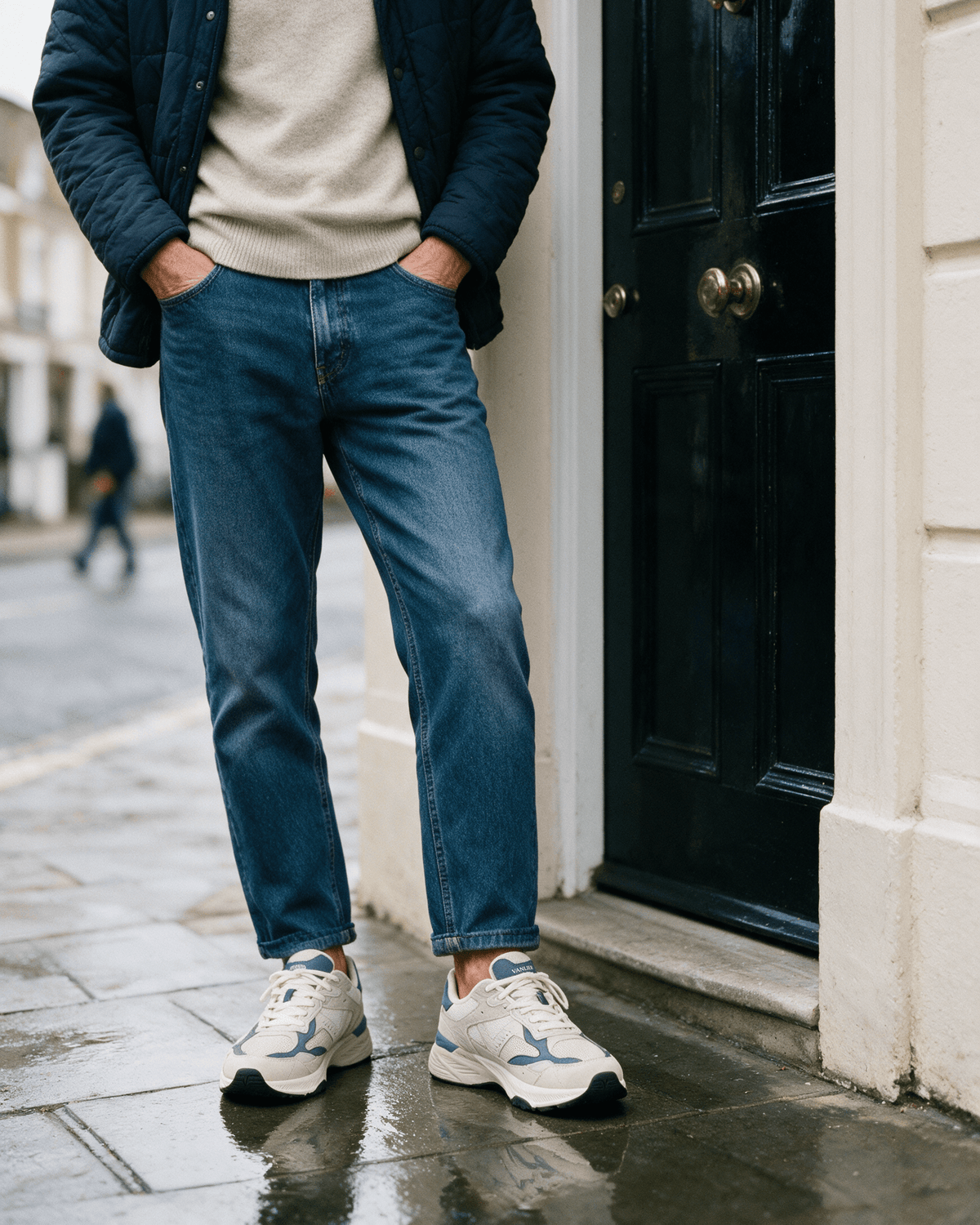 Wit lichtblauw combi Cosmos sneaker – gedragen met jeans, staand in de stad