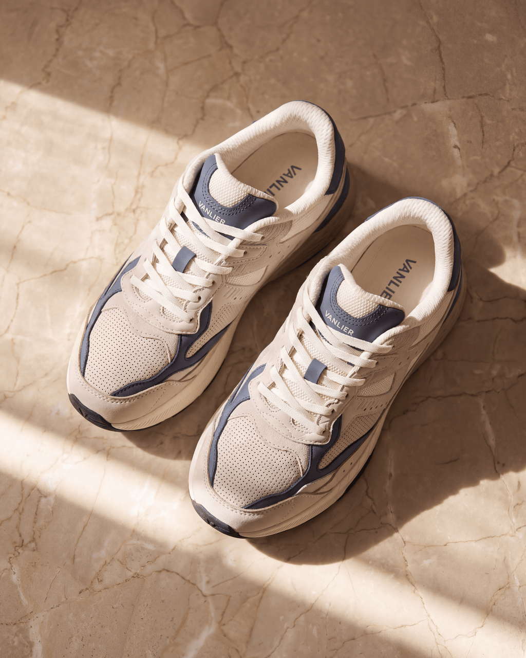 Wit lichtblauw combi Cosmos sneaker – stilleven op marmer in zonlicht