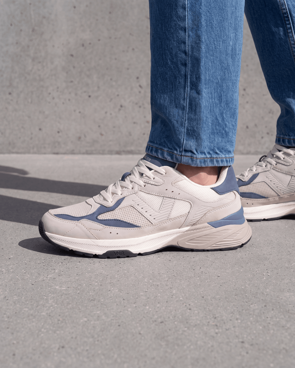 Wit lichtblauw combi Cosmos sneaker – gedragen, zijaanzicht in schaduw