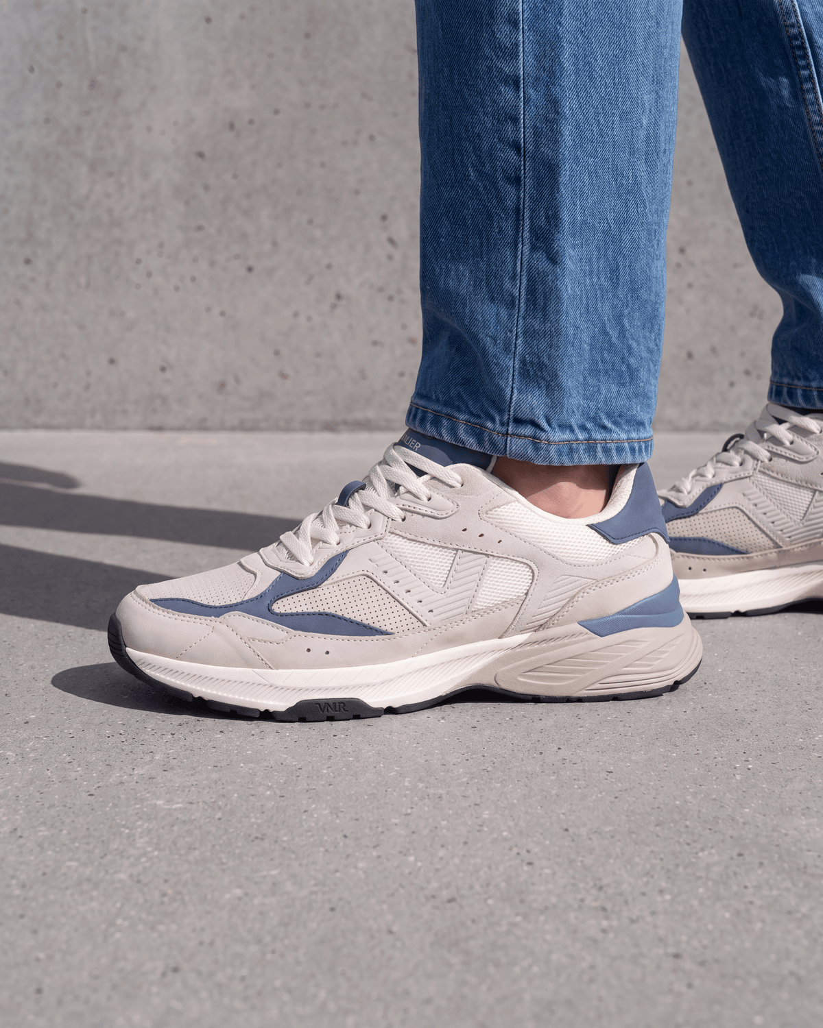 Wit lichtblauw combi Cosmos sneaker – gedragen, zijaanzicht in schaduw