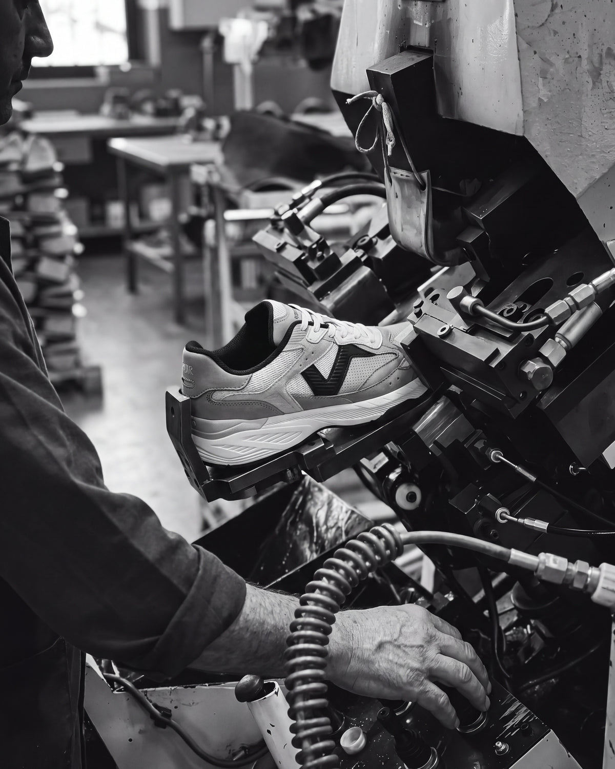 Wit zwart combi Cosmos sneaker – zwart-wit foto van het ambachtelijke productieproces
